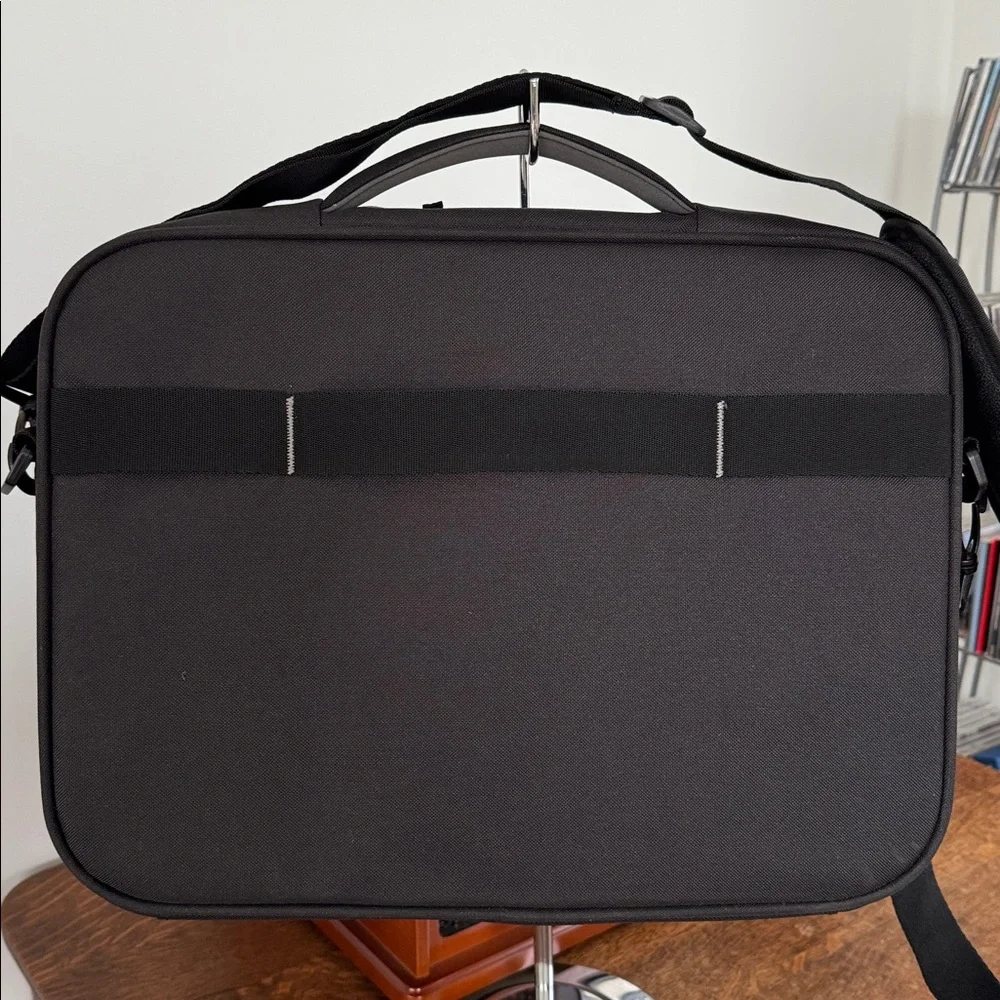 Case Logic black nylon laptop bag w/adjustable strap and top handle, NWOT